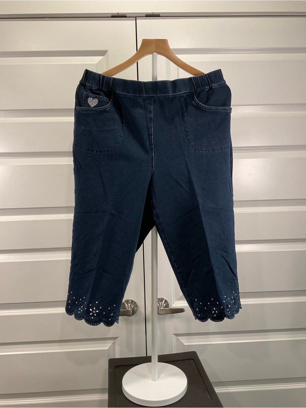 Quacker Factory Navy Scalloped Hem Pull-On Cropped Jeans